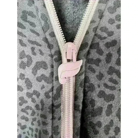 Fabletics 1/4 Zip Sweatshirt Womens Xtra Small Purple Gray Animal Print Cheetah - Picture 3 of 7